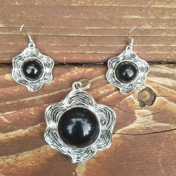 Jewelry - Necklace Pendant / Earring Set - Silver Line and Black Stone [Costume Jewelry]